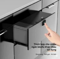 Thao tác chạm vân tay mở khóa ngăn kéo tài liệu cá nhân thông minh và nhanh chóng.