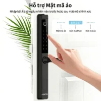 Người dùng đang thao tác tính năng mật mã ảo chống nhìn trộm trên màn hình khóa điện tử cửa nhôm Kenitsu.