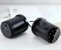 Hình ảnh chụp thực tế trọn bộ khóa vân tay mini Kenitsu MDB cao cấp đặt trên bàn kèm tài liệu hướng dẫn.