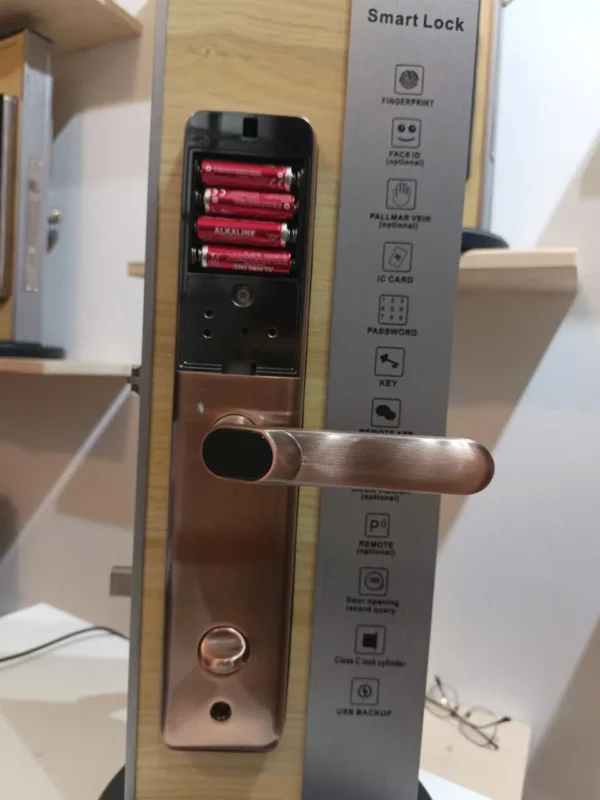 Khóa Điện Tử Dùng Bao Lâu Thì Hết Pin? 8 Khay lắp 4 viên pin Alkaline AA cho khóa điện tử Kenitsu