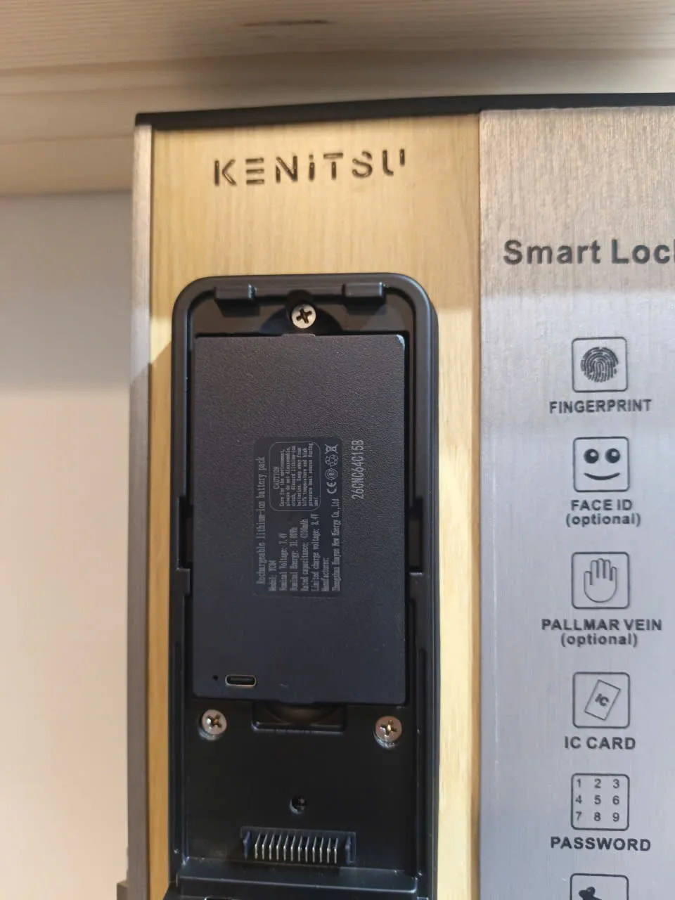 Khóa Điện Tử Dùng Bao Lâu Thì Hết Pin? 4 Khối pin sạc Lithium-ion lắp bên trong khóa thông minh Kenitsu