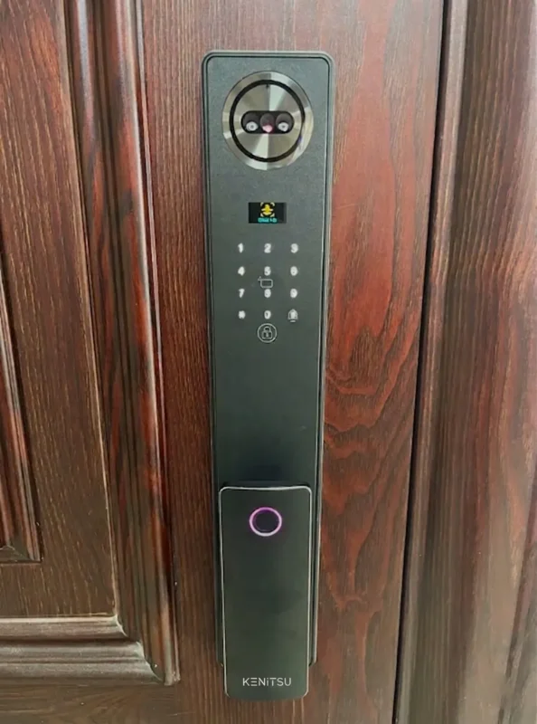 Chọn Khóa Cửa Chung Cư Cho Gia Đình Có Người Già Trẻ Nhỏ 3 Khóa thông minh cho chung cư Kenitsu RVT2 lắp đặt thực tế trên cửa gỗ cho gia đình có người già và trẻ nhỏ