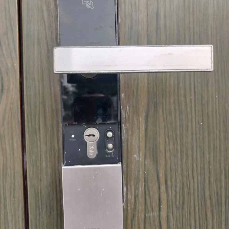 Thay Ổ Khóa Cơ Khóa Vân Tay Yale Tại Hà Nội: Tận Nhà, Nhanh Nhất 24/7 5 thay ổ khóa cơ khóa vân tay yale 3109 chính hãng tận nhà tại hà nội