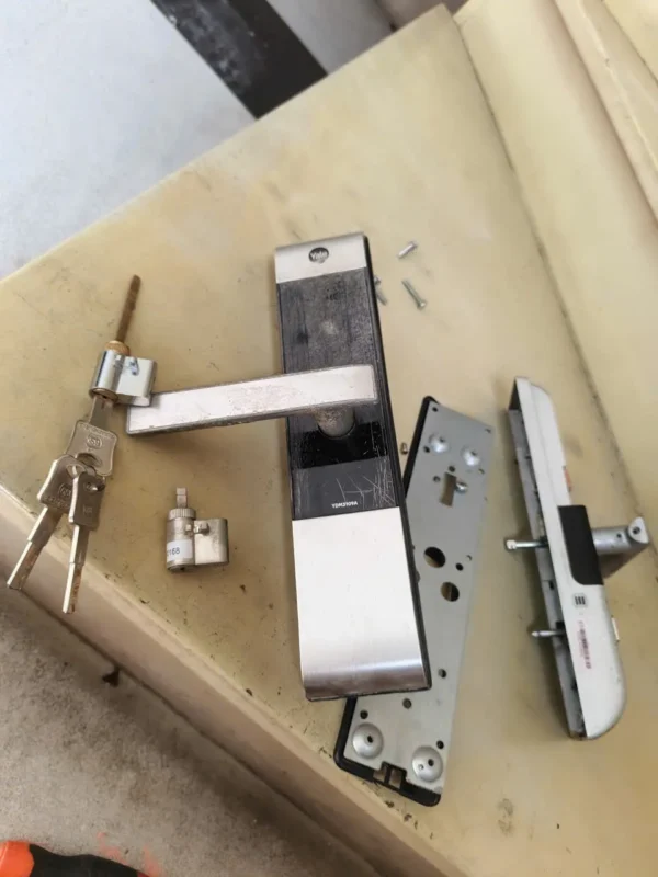 Bộ khóa Yale 3109 cùng lõi cũ và bộ chìa mới