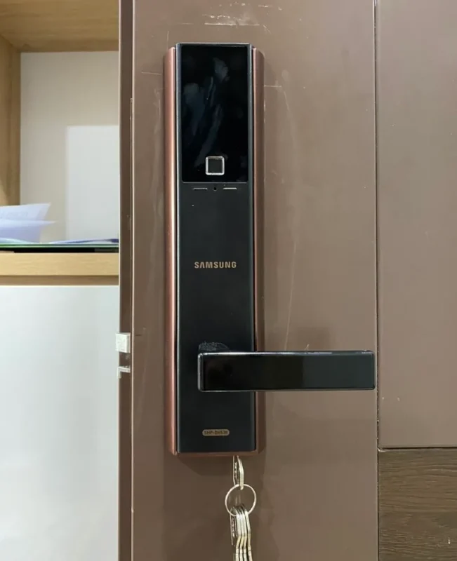 Chìa khóa cơ dự phòng trên khóa điện tử Samsung