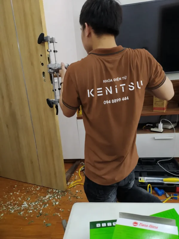 Kỹ thuật viên Kenitsu dùng bộ gá định vị trước khi lắp khóa vân tay