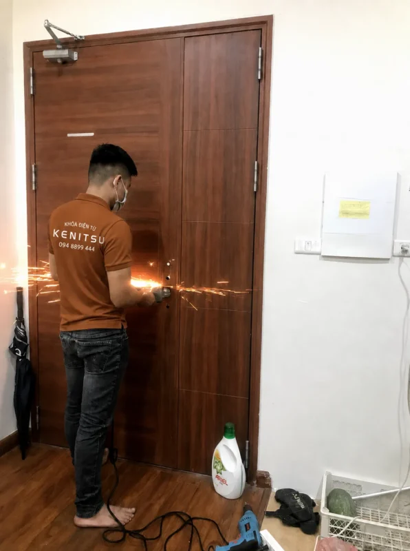 Kỹ thuật viên Kenitsu gia công vị trí thân khóa trên cửa chung cư