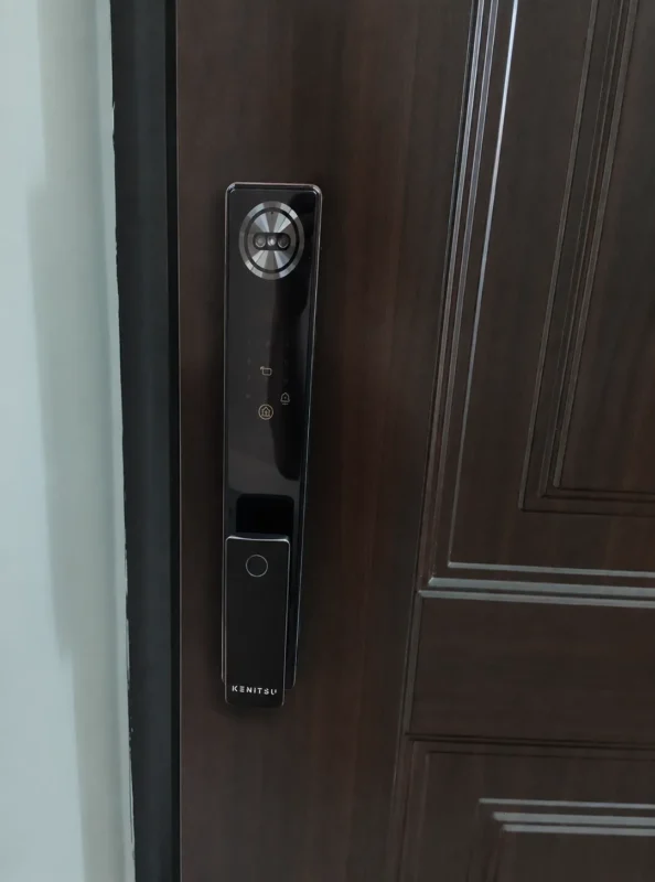 Khóa cửa chung cư mở từ xa: Nên chọn Wi-Fi hay Bluetooth? 7 Khóa cửa chung cư mở từ xa Kenitsu RVT2 điều khiển bằng điện thoại, mở khóa qua app, vân tay, mã số và thẻ từ, an toàn cho căn hộ chung cư.