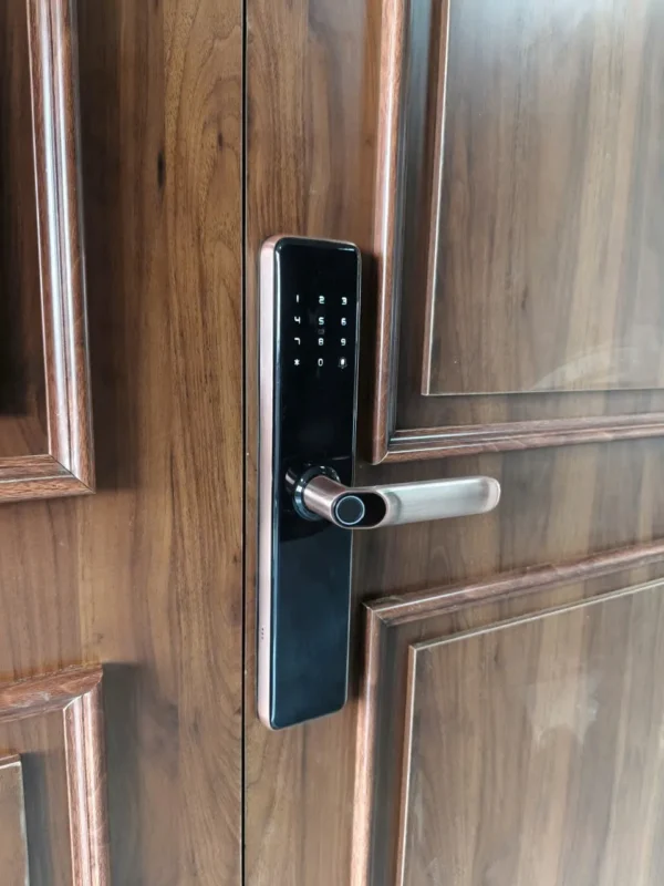 Khóa cửa chung cư mở từ xa: Nên chọn Wi-Fi hay Bluetooth? 3 Khóa cửa chung cư mở từ xa Kenitsu TA68 lắp trên cửa gỗ