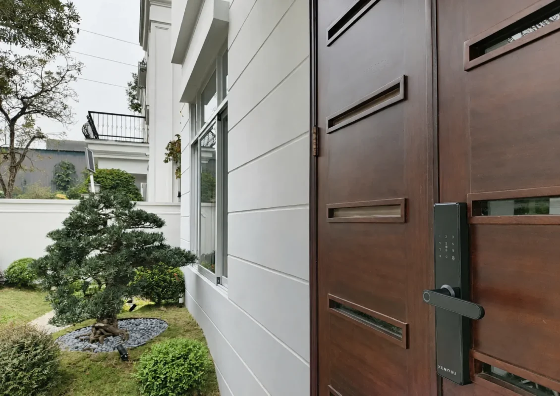 Khóa vân tay cho căn hộ cho thuê: 7 lợi ích vượt trội 2 Khóa vân tay Kenitsu KA16 lắp tại nhà cho thuê Splendora Bắc An Khánh