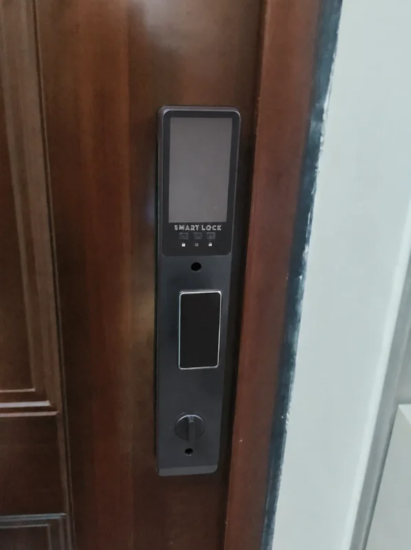 Khóa cửa chung cư mở từ xa: Nên chọn Wi-Fi hay Bluetooth? 8 Khóa vân tay mở từ xa Kenitsu RVT2 dành cho chung cư, hỗ trợ điều khiển qua điện thoại, mở khóa bằng vân tay, mã số, thẻ từ và chìa cơ.