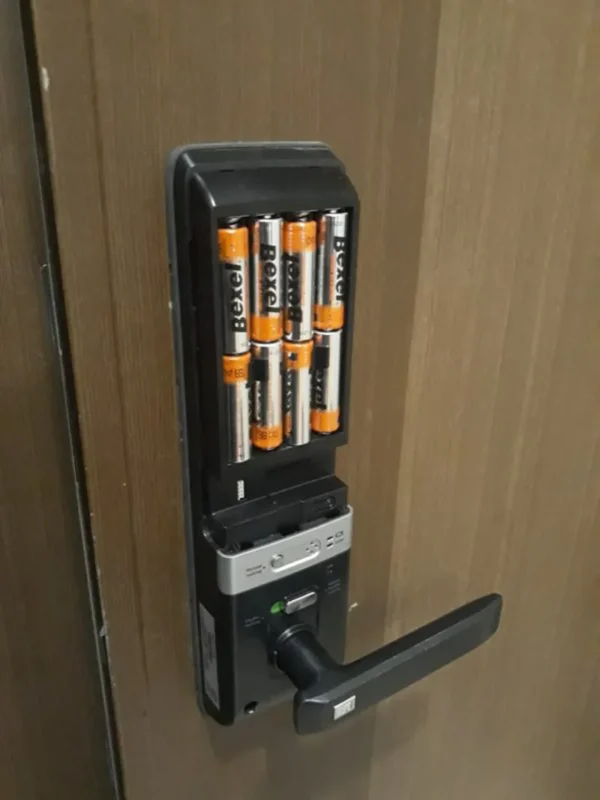 Khóa vân tay bị kẹt: 7 bước xử lý an toàn ở chung cư 4 Khay pin AA bên trong khóa điện tử được kiểm tra khi mô-tơ hoạt động yếu