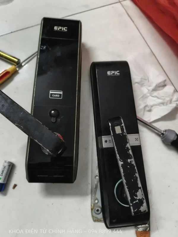 Khóa điện tử Epic được tháo kiểm tra cơ cấu tự khóa