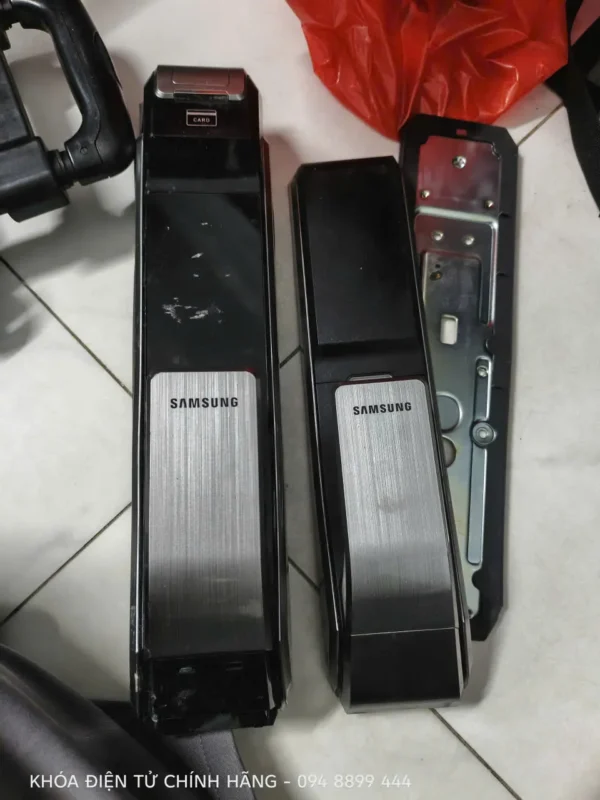 Khóa vân tay không nhận vân tay: 8 cách xử lý tại chung cư 4 Khóa vân tay Samsung được tháo ra để kiểm tra lỗi