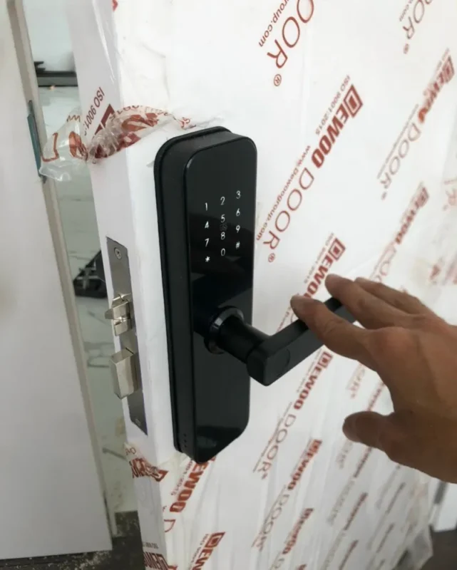 Khóa vân tay bị kẹt: 7 bước xử lý an toàn ở chung cư 3 Kiểm tra nhẹ tay cầm khi khóa xác nhận nhưng cửa không mở