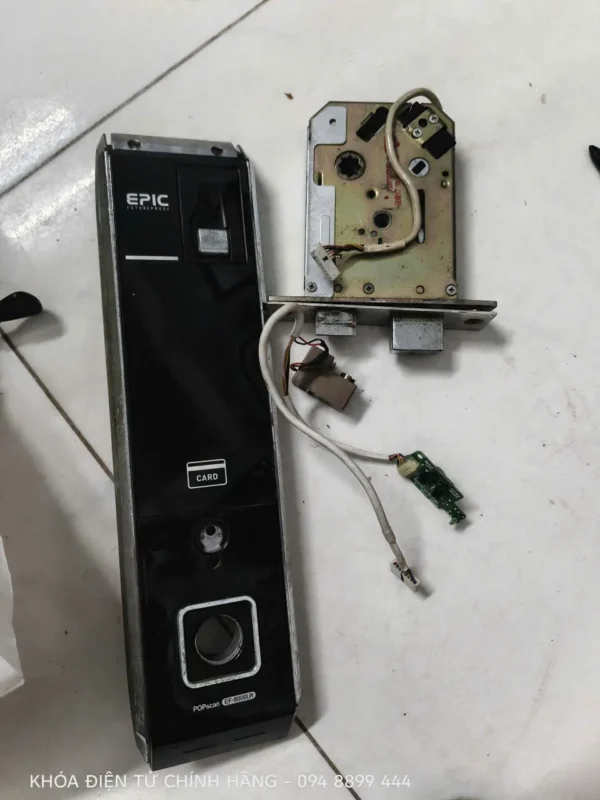 Kiểm tra thân khóa Epic EF 8000LR khi sửa khóa tại nhà