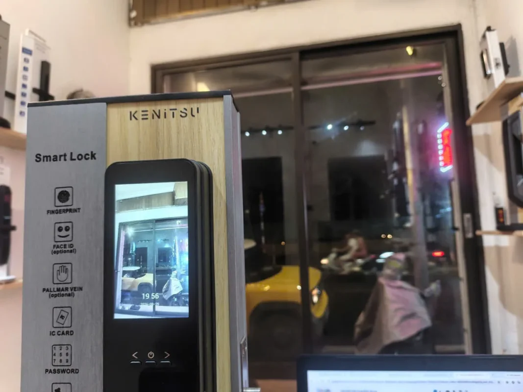 Màn hình phía trong khóa cửa chung cư có camera Kenitsu HIG09