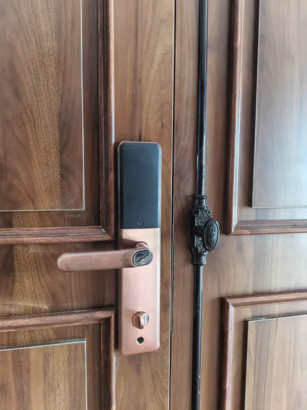 Khóa cửa chung cư mở từ xa: Nên chọn Wi-Fi hay Bluetooth? 4 Mặt trong khóa thông minh Kenitsu TA68 trên cửa gỗ