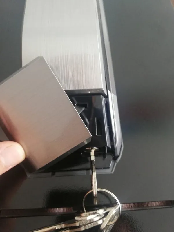 Khóa vân tay bị kẹt: 7 bước xử lý an toàn ở chung cư 5 Mở khóa Samsung SHS-P718 bằng chìa cơ dưới nắp che