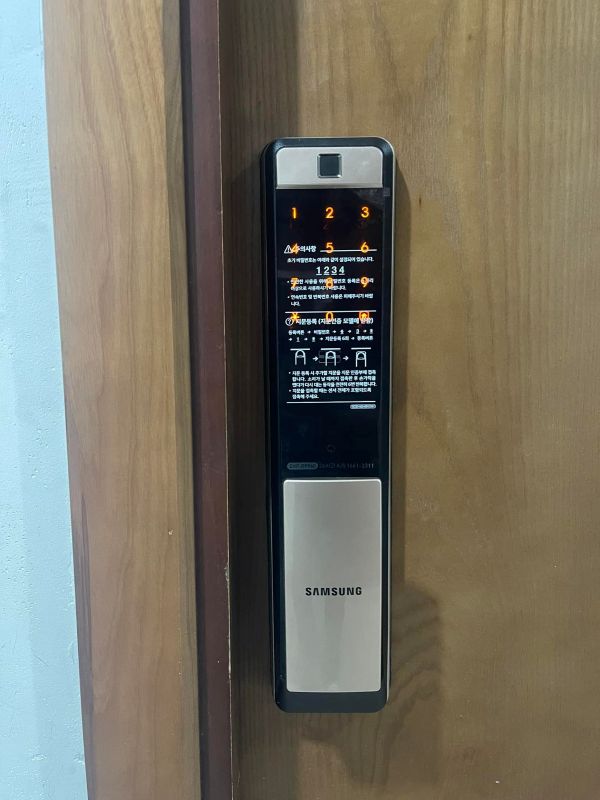 Sửa khóa cửa Samsung hay thay mới? Dấu hiệu nên đổi khóa sau 5 năm sử dụng 5 Sửa khóa cửa Samsung SHP-DP609 tại căn hộ chung cư