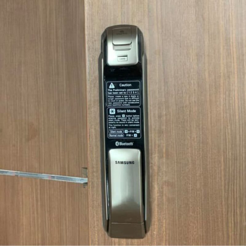 Sửa khóa cửa Samsung hay thay mới? Dấu hiệu nên đổi khóa sau 5 năm sử dụng 8 Sửa khóa cửa Samsung SHP-DP728 tại căn hộ chung cư