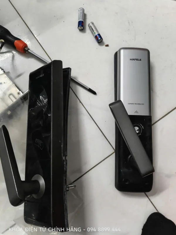 Kiểm tra khóa Hafele nhanh hết pin khi sửa tại nhà