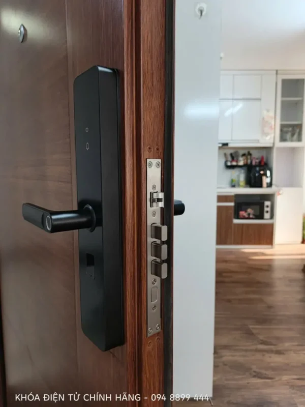 Khóa Vân Tay Cho Cửa Thép Chống Cháy Chung Cư 3 Thân khóa và các chốt trên cửa thép chống cháy