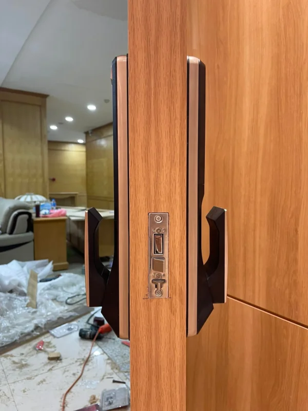 Lắp khóa vân tay khi nào? Trước hay sau khi làm nội thất? 4 Khóa điện tử đã lắp trên cửa gỗ, phía trong còn dụng cụ và vật liệu thi công nội thất.