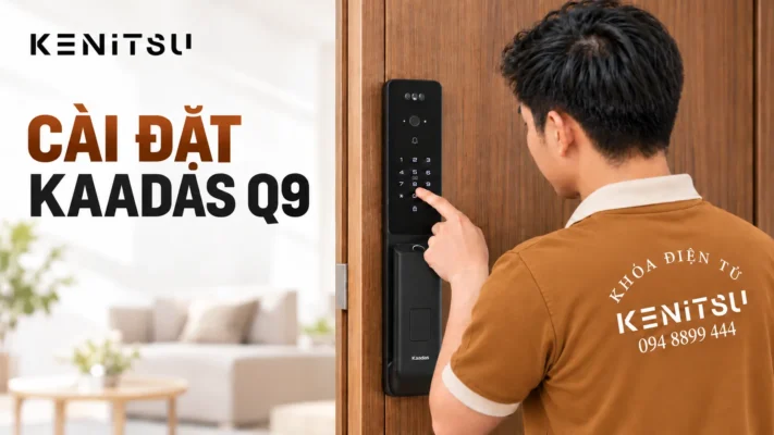 Minh họa kỹ thuật viên Kenitsu hướng dẫn cài đặt khóa Kaadas Q9 trên cửa gỗ.