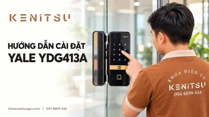 Kỹ thuật viên mặc đồng phục Kenitsu minh họa thao tác cài đặt khóa Yale YDG413A trên cửa kính