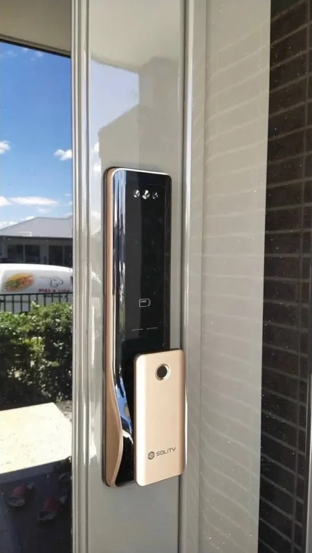 Mặt ngoài khóa Solity với cụm camera nhận diện khuôn mặt phía trên và cảm biến vân tay trên tay nắm.