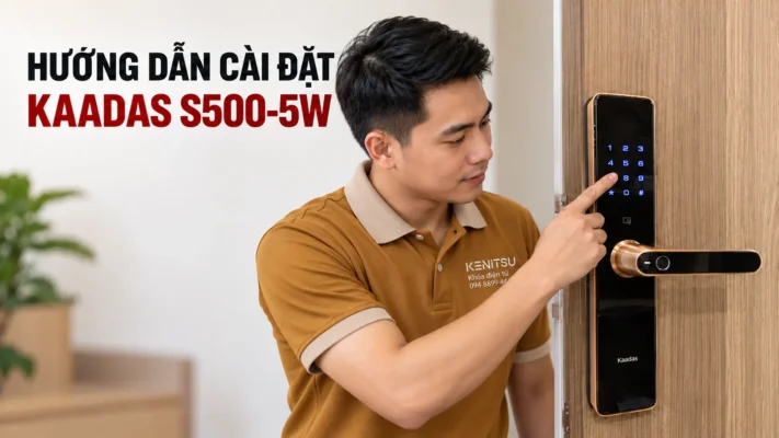 Kỹ thuật viên Kenitsu hướng dẫn cài đặt khóa Kaadas S500-5W trên cửa gỗ.