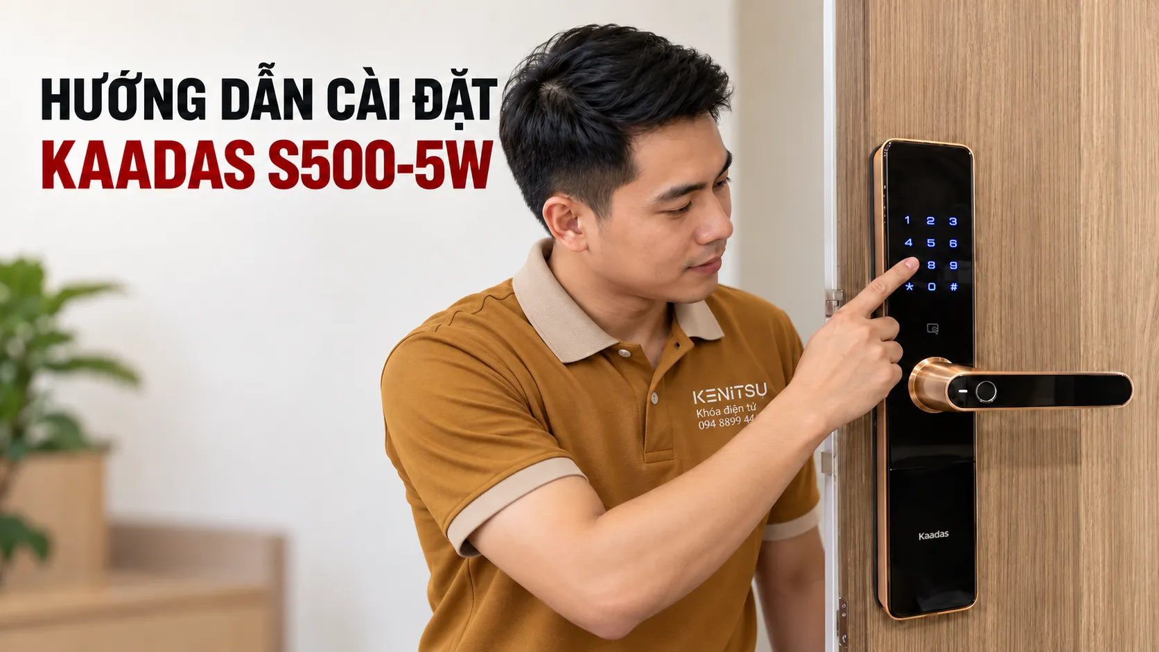 Kỹ thuật viên Kenitsu hướng dẫn cài đặt khóa Kaadas S500-5W trên cửa gỗ.