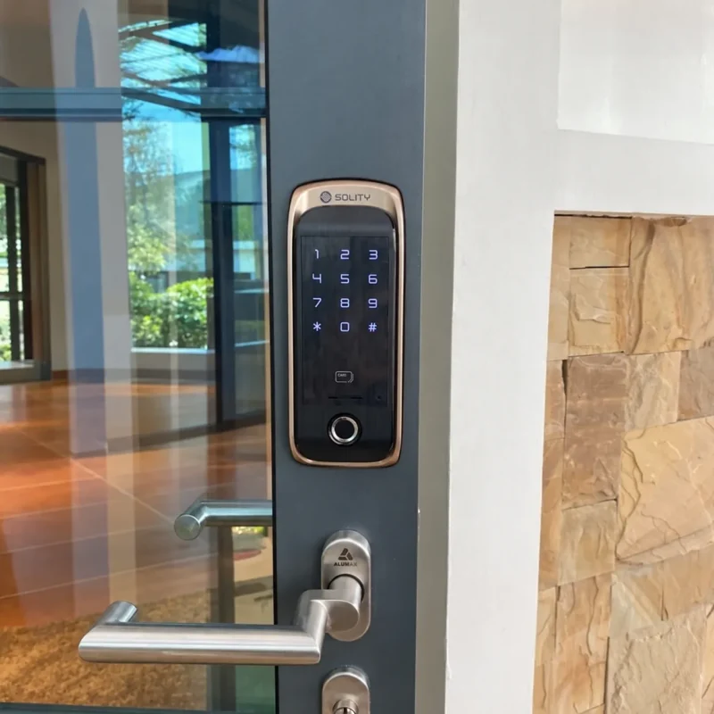 Cài đặt khóa Solity GA-60B, GA-65B: Hướng dẫn chi tiết 3 Khóa Solity GA-60B viền màu đồng trên cửa nhôm kính, có bàn phím cảm ứng và đầu đọc vân tay phía dưới.
