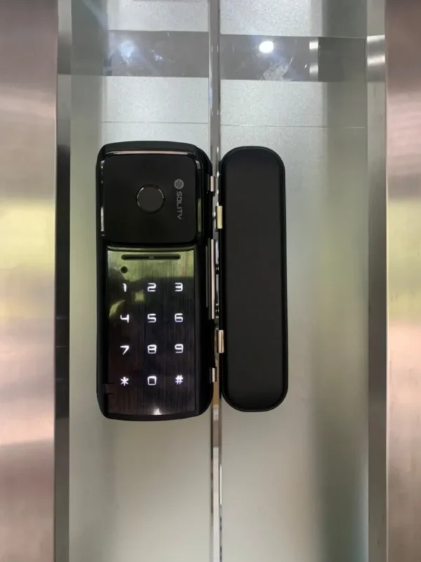 Mặt ngoài khóa Solity GG-33B trên cửa kính với bàn phím sáng và đầu đọc vân tay.
