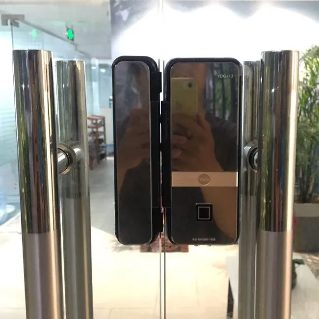 Cài đặt khóa Yale YDG413A: Hướng dẫn chi tiết 3 Mặt ngoài khóa Yale YDG413A và bộ phận nhận chốt lắp tại mép cửa kính hai cánh có tay nắm inox