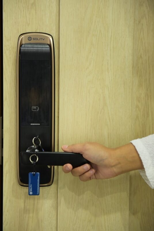 Cài đặt khóa Solity GM-6000BK: 7 mục dễ làm theo 4 Mở khóa Solity GM-6000BK bằng chìa cơ và tay nắm cửa