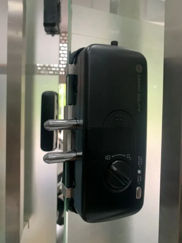 Mặt trong khóa Solity GG-33B với núm xoay, nút Safety, nút Open/Close và hai chốt khóa.